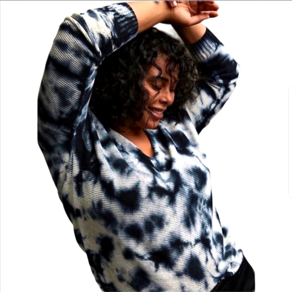 Torrid Black White Tie Dye V Neck Sweater sz 2 lightweight